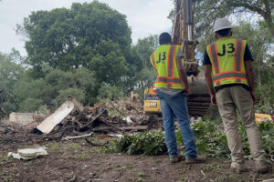 Personas trabajan en una zona afectada por las inundaciones este lunes, en Kerrville, Texas (Estados Unidos). EFE/ Alejandra Arredondo