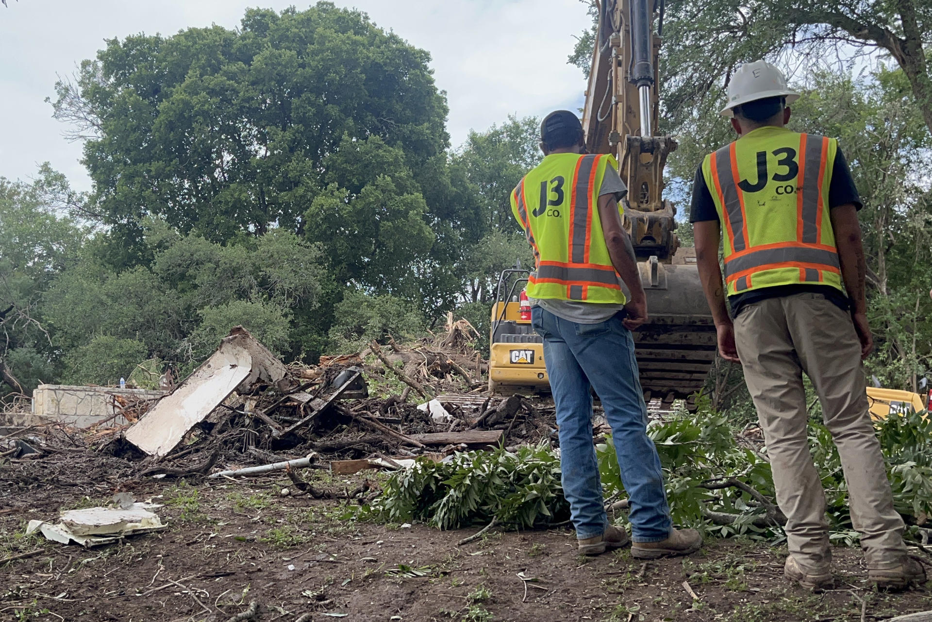 Personas trabajan en una zona afectada por las inundaciones este lunes, en Kerrville, Texas (Estados Unidos). EFE/ Alejandra Arredondo