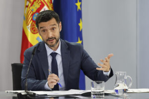 El ministro de Derechos Sociales, Consumo y Agenda 2030, Pablo Bustinduy durante la rueda de prensa tras el Consejo de Ministros celebrado este martes en Moncloa, Madrid. EFE/ Javier Lizón