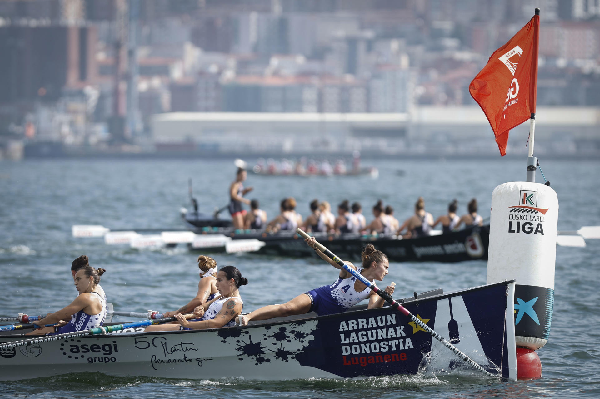 La trainera femenina Donostia Arraun Lagunak durante su participación este sábado en la Getxoko Estropaden XVII que se disputa para la Euskotren Liga en aguas de Getxo (Vizcaya). EFE/Miguel Toña