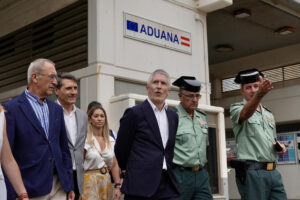 El ministro del Interior, Fernando Grande-Marlaska (c), conversa con varios mandos de la Guardia Civil, durante la visita realizada este jueves a las instalaciones del Puerto de Tarifa (Cádiz) destinadas a la Operación Paso del Estrecho (OPE), donde ha agradecido el trabajo de los más de 20.000 efectivos que trabajan este año en esta operación y en la que se prevé un aumento del 4 % en el número de personas que participan en este tránsito, el más importante del mundo entre dos continentes.EFE/Román Ríos.