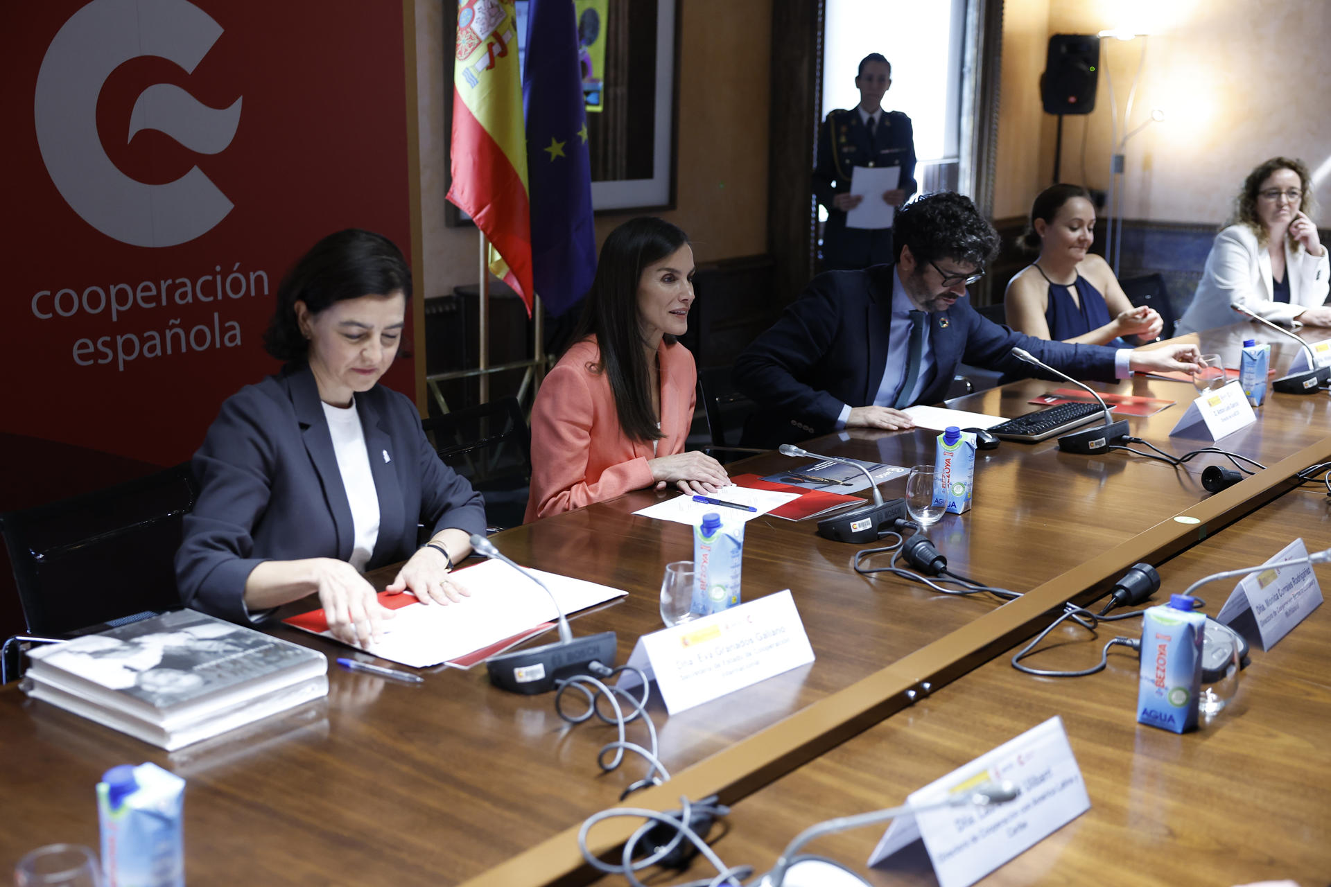 La reina Letizia, y la Secretaria de Estado de Cooperación Internacional Eva María Granados, visita las instalaciones de la Agencia Española de Cooperación Internacional para el Desarrollo (AECID), este viernes en Madrid.-EFE/ Chema Moya