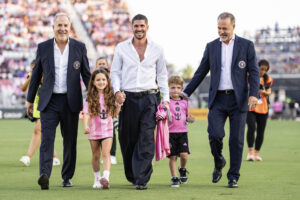 Fotografía cedida por el Inter Miami CF del futbolista argentino Rodrigo de Paul caminando junto a sus hijos durante su presentación como nuevo jugador del club este sábado, en el estadio Chase, en Fort Lauderdale (EE.UU.). EFE/ Carlos Goldman/ Inter Miami CF /SOLO USO EDITORIAL/NO VENTAS/ SOLO DISPONIBLE PARA ILUSTRAR LA NOTICIA QUE ACOMPAÑA (CRÉDITO OBLIGATORIO)