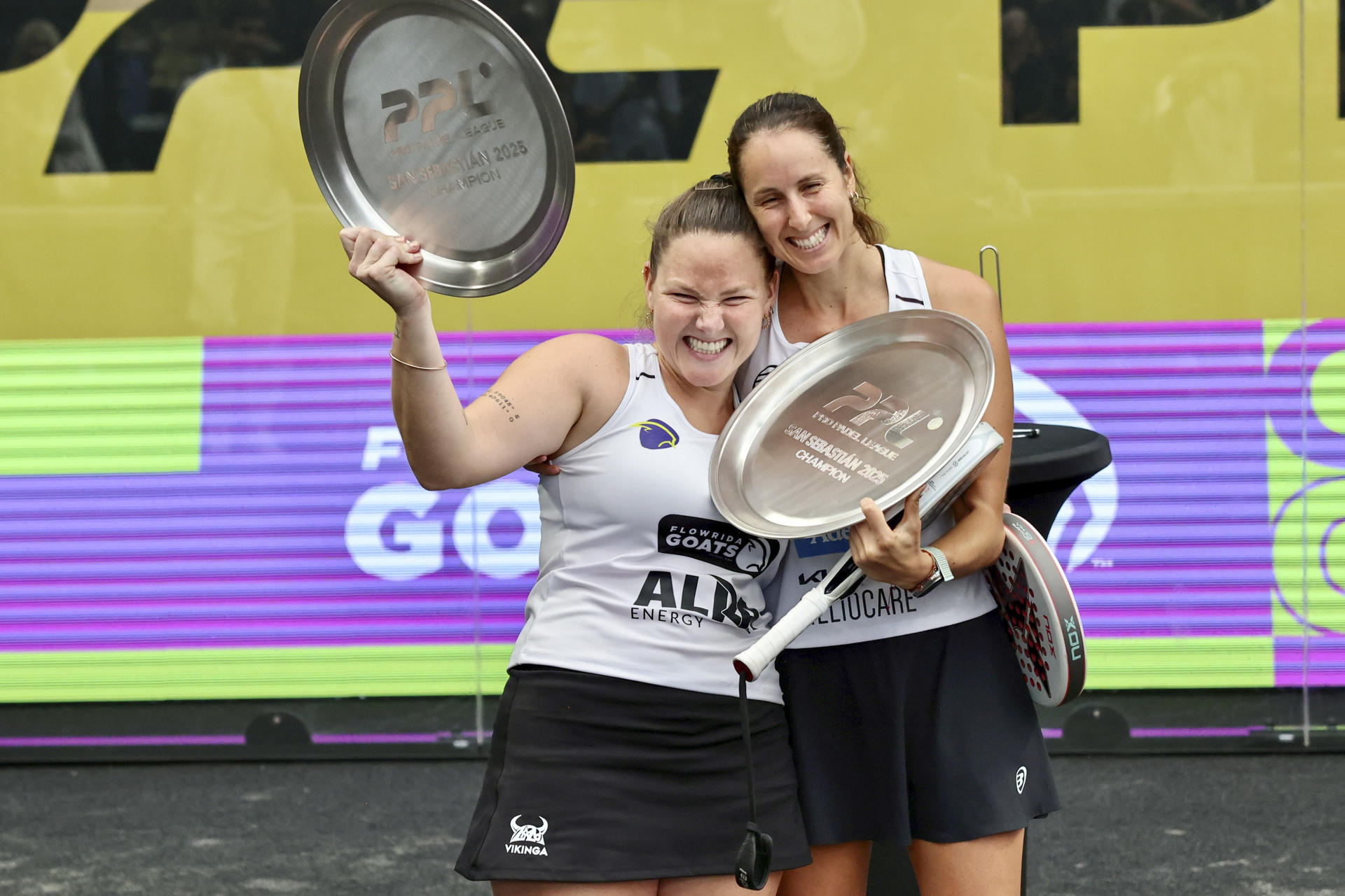 La pareja formada por Aranzazu Osoro (i) y Gemma Triay (d), se ha impuesto a la pareja compuesta por Patricia Llaguno y Beatriz Caldera, en la final del Pádel Pro League que se ha disputado este domingo en San Sebastián. EFE/Javi Colmenero