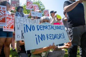Personas sostienen carteles durante una manifestación por las recientes redadas de ICE en East Windsor, New Jersey (Estados Unidos). EFE/ Ángel Colmenares