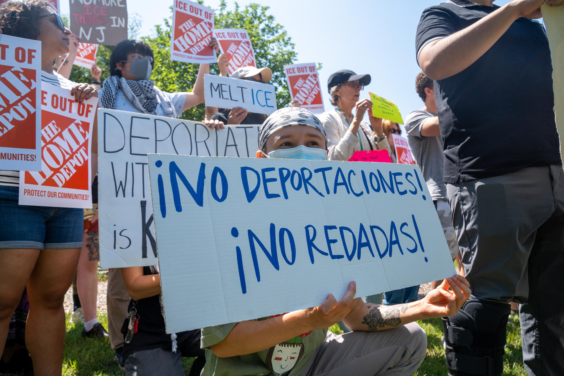 Personas sostienen carteles durante una manifestación por las recientes redadas de ICE en East Windsor, New Jersey (Estados Unidos). EFE/ Ángel Colmenares
