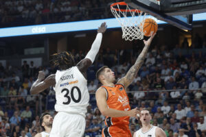 Imagen de archivo de Eli John Ndiaye (i) en la final de la Liga Endesa con el Real Madrid. EFE/ Mariscal