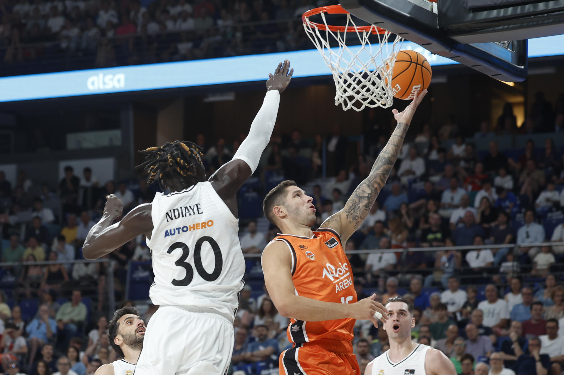 Imagen de archivo de Eli John Ndiaye (i) en la final de la Liga Endesa con el Real Madrid. EFE/ Mariscal