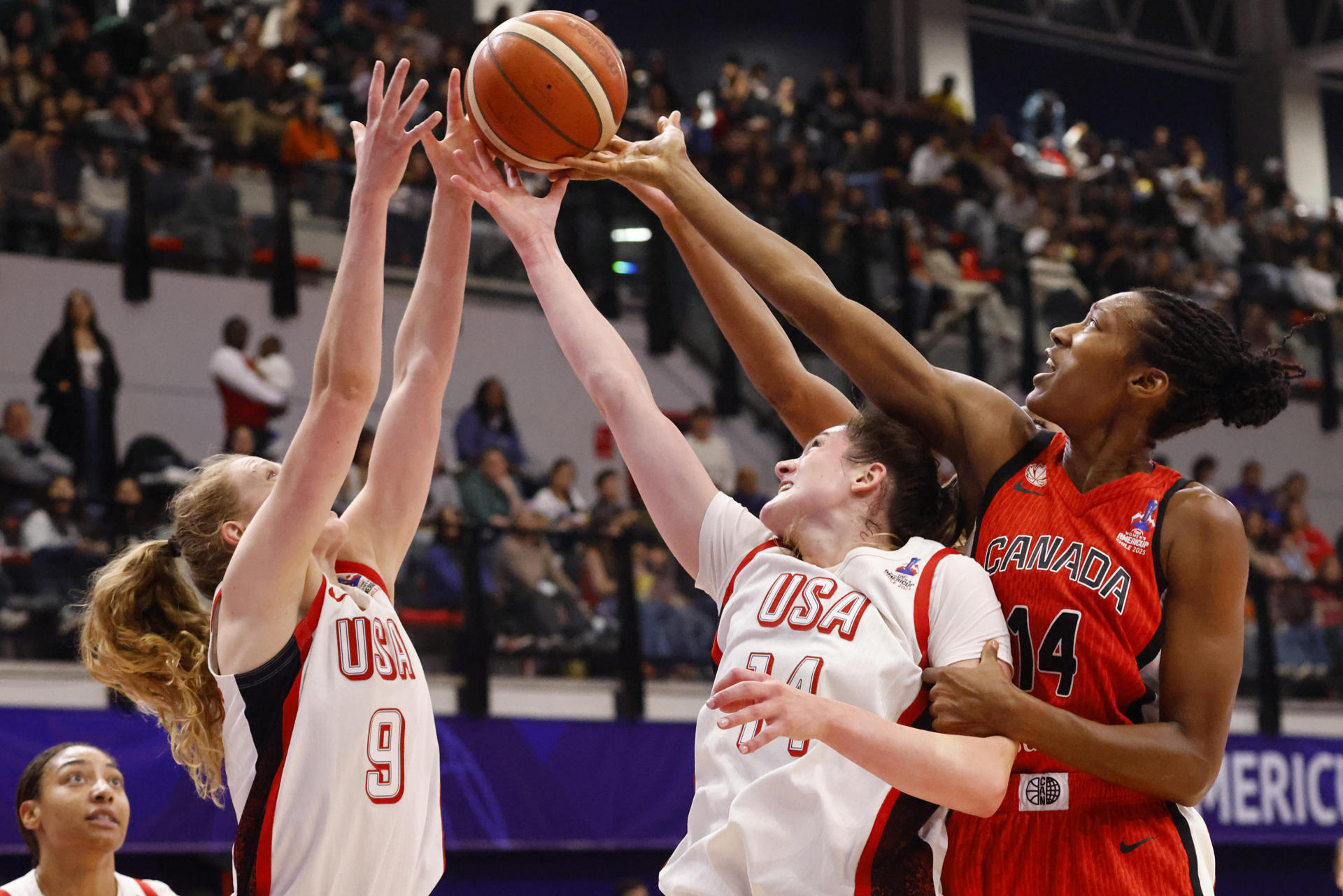 Las estadounidenses Gianna Kneepkens (i) y Grace Van Slooten (c) disputan el balón a la alera canadiense Kayla Alexander durante el partido de semifinales de la AmeriCup que ha clasificado al equipo de las Barras y las Estrellas al jugo por el título frente a Brasil. EFE/ Claudio Reyes / Instituto Nacional de Deportes / SOLO USO EDITORIAL/SOLO DISPONIBLE PARA ILUSTRAR LA NOTICIA QUE ACOMPAÑA (CRÉDITO OBLIGATORIO)