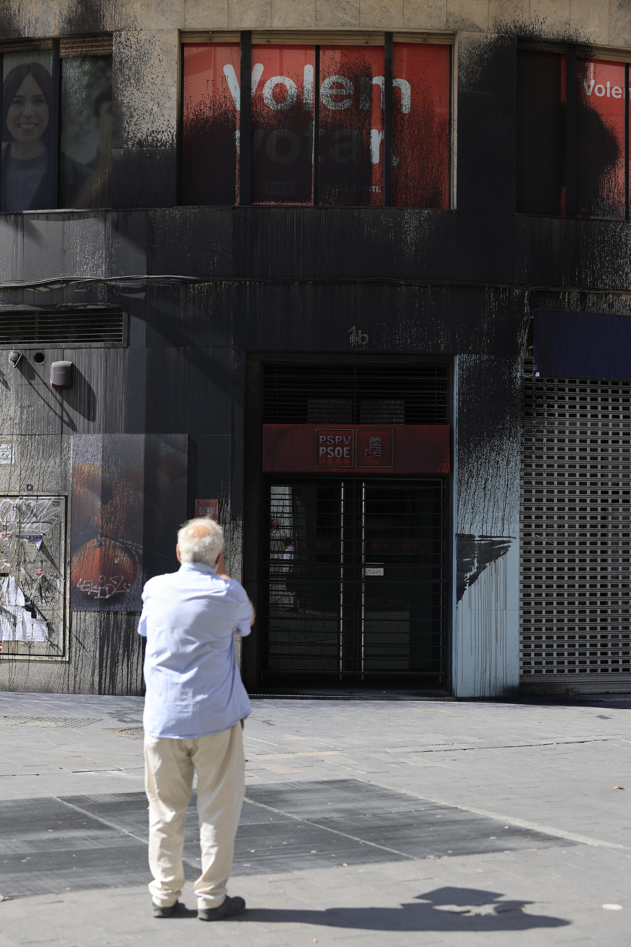 La fachada de la sede del PSPV-PSOE en València, en la avenida del Oeste, ha amanecido este domingo vandalizada con grandes manchas de pintura negra y una pancarta con el logotipo del partido tachado con unas líneas rojas. EFE/ Kai Forsterling