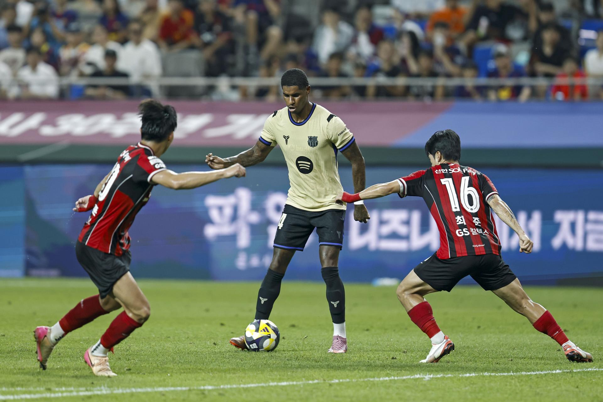 Marcus Rashford (C), del FC Barcelona, en acción durante el partido amistoso de pretemporada entre el FC Seul y el FC Barcelona en el Estadio Mundial de Fútbol de Seúl, en Corea del Sur. EFE/EPA/JEON HEON-KYUN