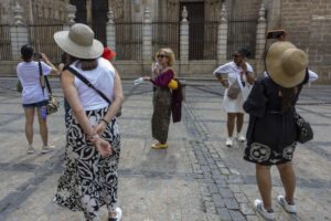 Una mujer pasa frente a un termómetro que marca 41º, este jueves en Castellón de la Plana. EFE/ Andreu Esteban