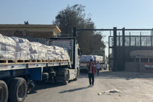 Decenas de camiones de ayuda humanitaria cruzaron este domingo la frontera egipcia de Rafah hacia la Franja de Gaza, pero antes pasando por territorio israelí para su inspección, afirmaron fuentes oficiales egipcias y constató EFE, en una jornada en la que Israel ha anunciado una "pausa táctica". EFE/Stringer