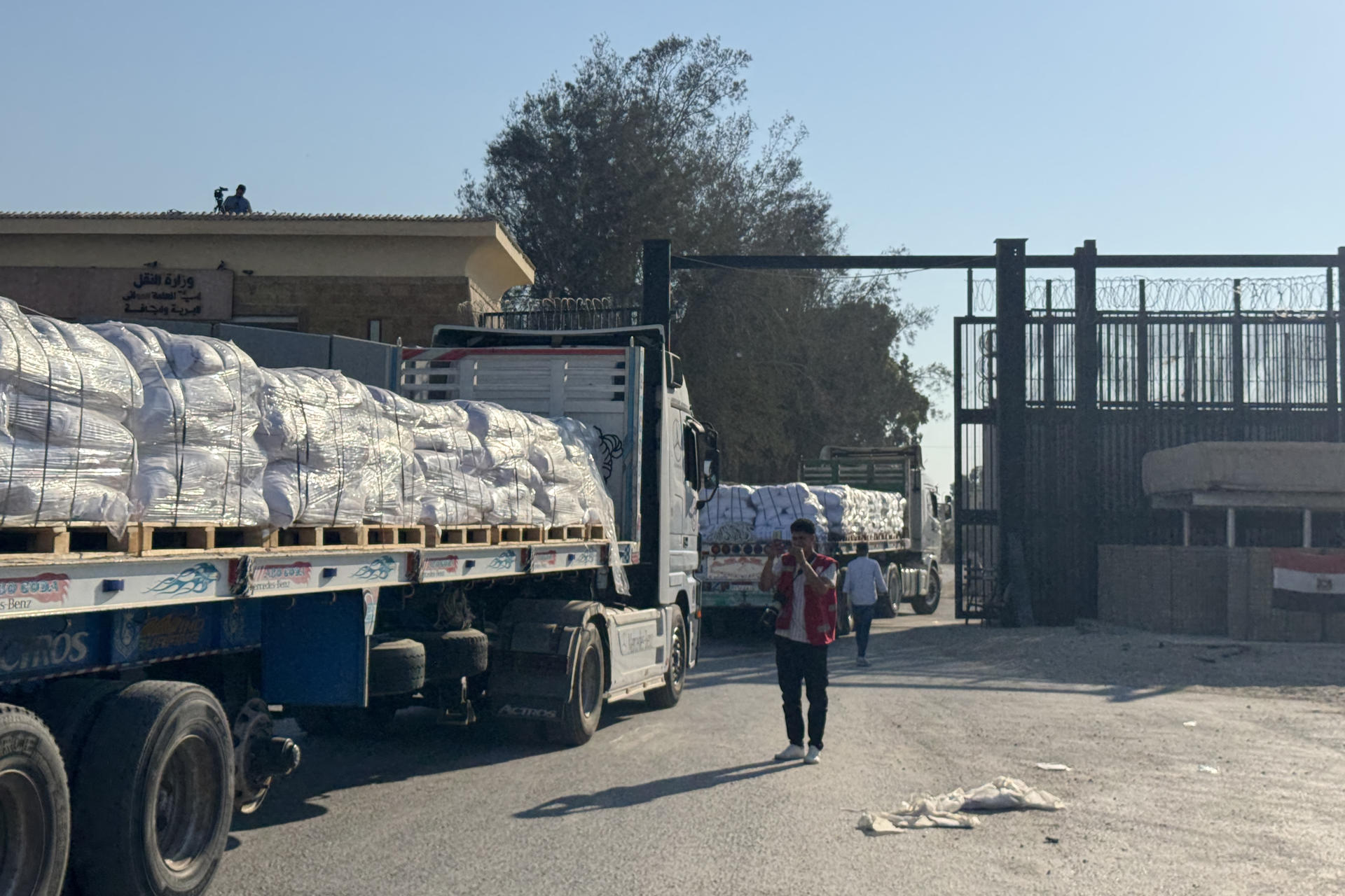 Decenas de camiones de ayuda humanitaria cruzaron este domingo la frontera egipcia de Rafah hacia la Franja de Gaza, pero antes pasando por territorio israelí para su inspección, afirmaron fuentes oficiales egipcias y constató EFE, en una jornada en la que Israel ha anunciado una "pausa táctica". EFE/Stringer