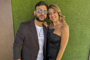 Los cantantes Joselito Cortés y Marina Carmona posan para EFE durante la entrevista en la que han explicado como se ha gestado la canción 'Yo quiero saber', un tema creado por Cortés y que supone la primera colaboración entre el sevillano y la madrileña, hija del cantante Antonio Carmona, el líder de Ketama. A sus 32 años, la cantante madrileña Marina Carmona ha encauzado su propia carrera, sin olvidar nunca cómo influye ser la hija de Antonio Carmona, el líder de Ketama, y asegura que cuando elige una canción para meterse en un estudio busca, sobre todo, enamorarse porque cuando una canción enamora, todo fluye con más facilidad.-EFE/ Fermín Cabanillas