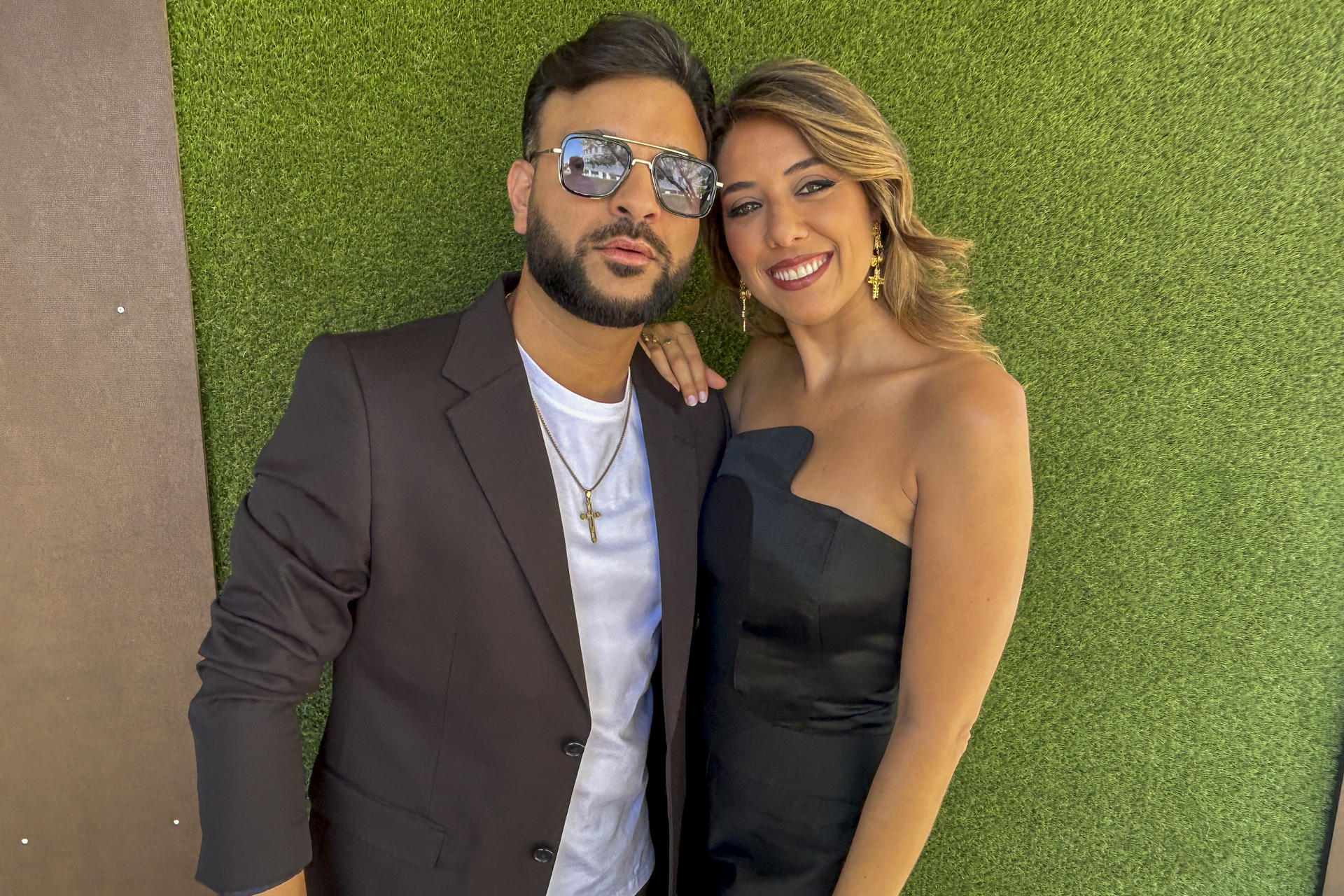 Los cantantes Joselito Cortés y Marina Carmona posan para EFE durante la entrevista en la que han explicado como se ha gestado la canción 'Yo quiero saber', un tema creado por Cortés y que supone la primera colaboración entre el sevillano y la madrileña, hija del cantante Antonio Carmona, el líder de Ketama. A sus 32 años, la cantante madrileña Marina Carmona ha encauzado su propia carrera, sin olvidar nunca cómo influye ser la hija de Antonio Carmona, el líder de Ketama, y asegura que cuando elige una canción para meterse en un estudio busca, sobre todo, enamorarse porque cuando una canción enamora, todo fluye con más facilidad.-EFE/ Fermín Cabanillas
