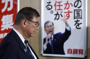 Shigeru Ishiba, primer ministro de Japón y presidente del Partido Liberal Democrático (PLD) gobernante, este lunes frente a un cartel de campaña tras asistir a una mesa redonda con miembros de su partido en la sede del PLD en Tokio. EFE/EPA/FRANCK ROBICHON