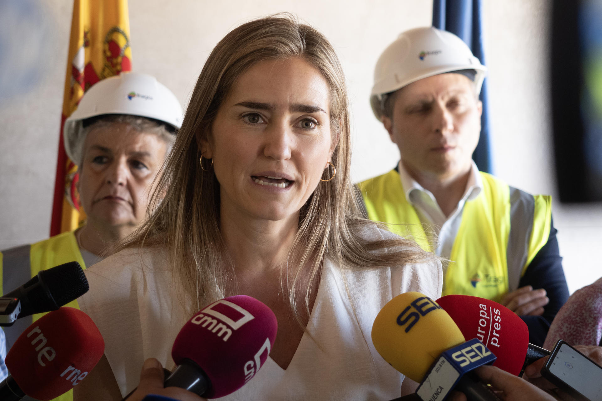 La ministra para la Transición Ecológica y el Reto Demográfico, Sara Aagesen, atiende a los medios en el marco de su visita a la nueva base de las Brigadas de Refuerzo en Incendios Forestales, en Cuenca, este viernes. EFE/ Álvaro del Olmo