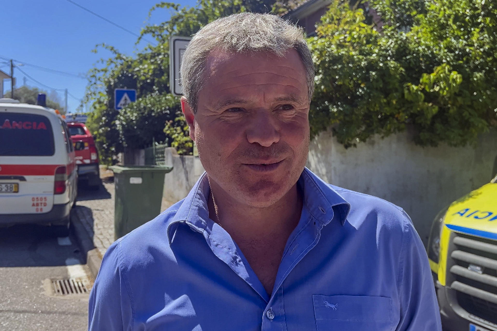 El alcalde de Penamacor, António Soares, entre vehículos de emergencias que han acudido a la localidad portuguesa próxima a Cáceres por el incendio que se declaró ayer. EFE/ Carlos García