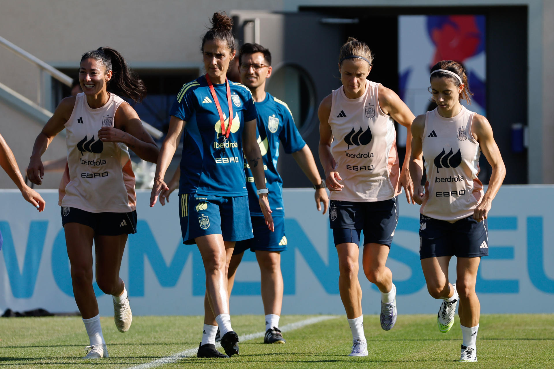 La seleccionadora de la selección española, Montse Tomé, durante el entrenamiento que el combinado español ha realizado hoy viernes en la ciudad suiza de Lausana. EFE / Ana Escobar.
