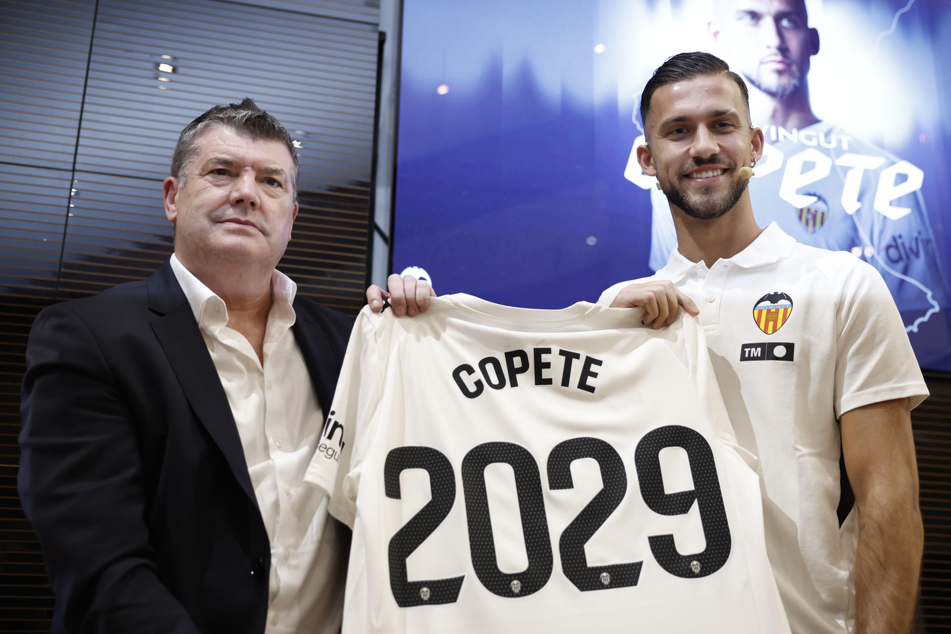 El central José Manuel Arias Copete (d), procedente del Real Mallorca, durante su presentación este miércoles como nuevo jugador del Valencia EFE/ Biel Alino