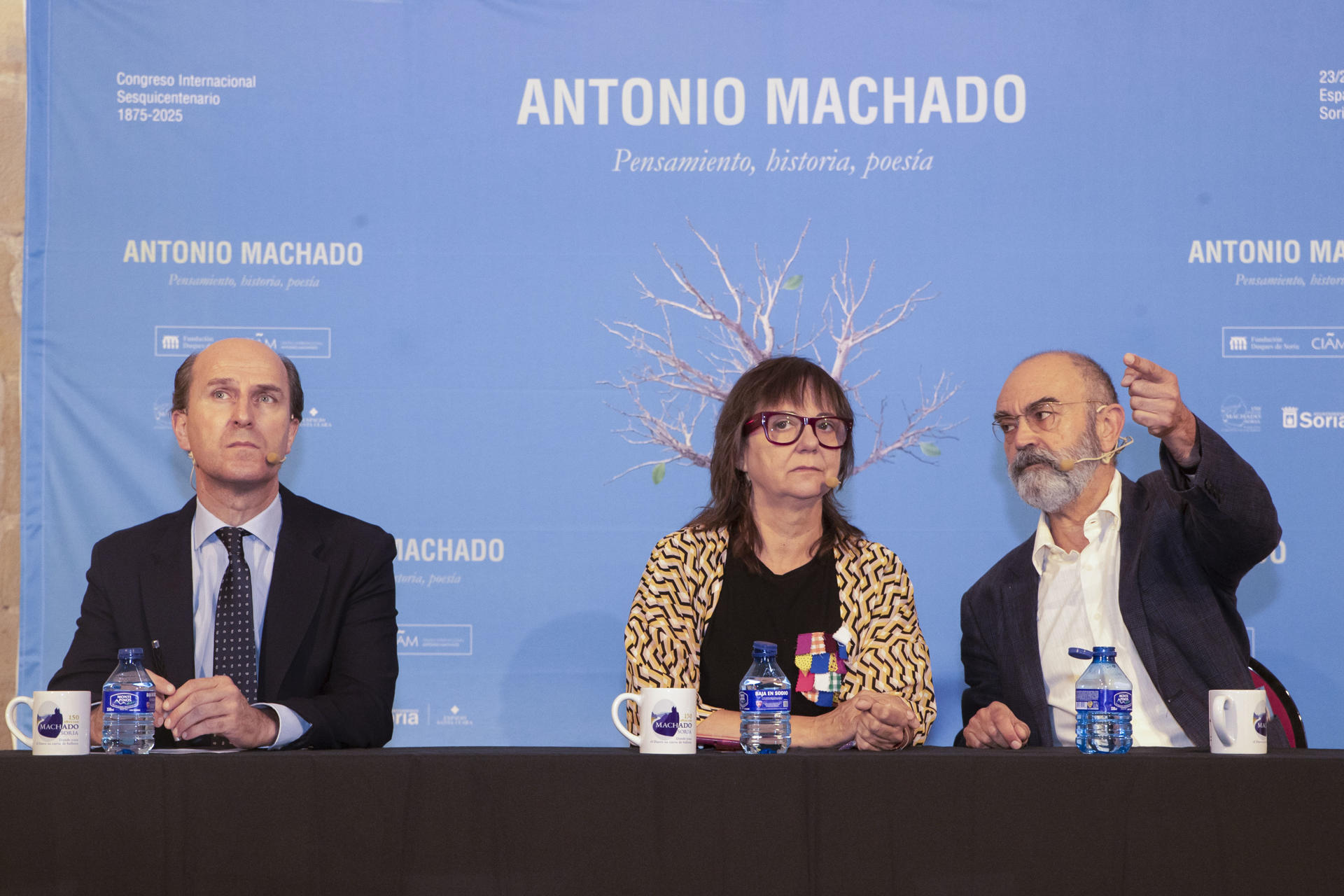 El vicepresidente de la Fundación Duques de Soria, Jaime Olmedo (d); la concejala de Cultura del Ayuntamiento de Soria , Gloria Gonzalo y el director cultural del CIAM, Jose Angel González, intervienen en el acto Inaugural del Congreso Internacional Sesquicentenario Antonio Machado (1875-1925), este miércoles. EFE/Wifredo García.
