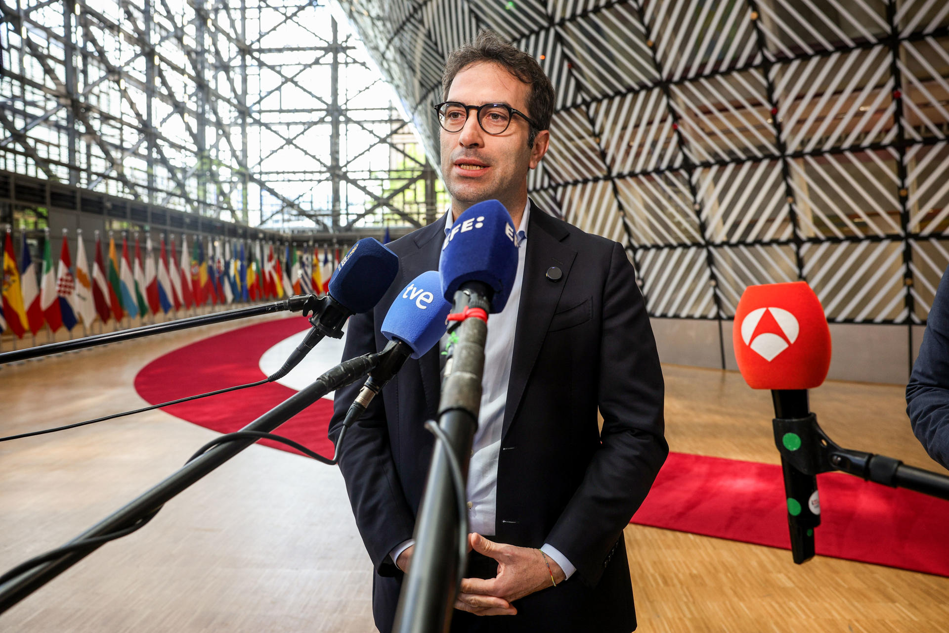 El ministro de Economía, Comercio y Empresa Carlos Cuerpo, atiende a los medios antes de asistir al Eurogrupo, este lunes en Bruselas (Bélgica). Carlos Cuerpo anunció hoy que retira su candidatura a la presidencia del Eurogrupo tras constatar que el apoyo que ha recibido "no alcanza la mayoría necesaria para garantizar el éxito de la candidatura". EFE/ Pablo Garrigós