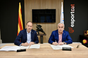 El presidente del Comité Olímpico Español (COE), Alejandro Blanco, y el conseller de Deportes de la Generalitat, Berni Álvarez (i), han firmado un acuerdo de colaboración para promover el deporte de alto nivel, la formación de técnicos deportivos y el apoyo a la carrera de los deportistas en Cataluña. EFE/Generalitat/Edu Pedrocchi SÓLO USO EDITORIAL/SOLO USO PERMITIDO PARA ILUSTRAR LA NOTICIA QUE APARECE EN EL PIE DE FOTO (CRÉDITO OBLIGATORIO)