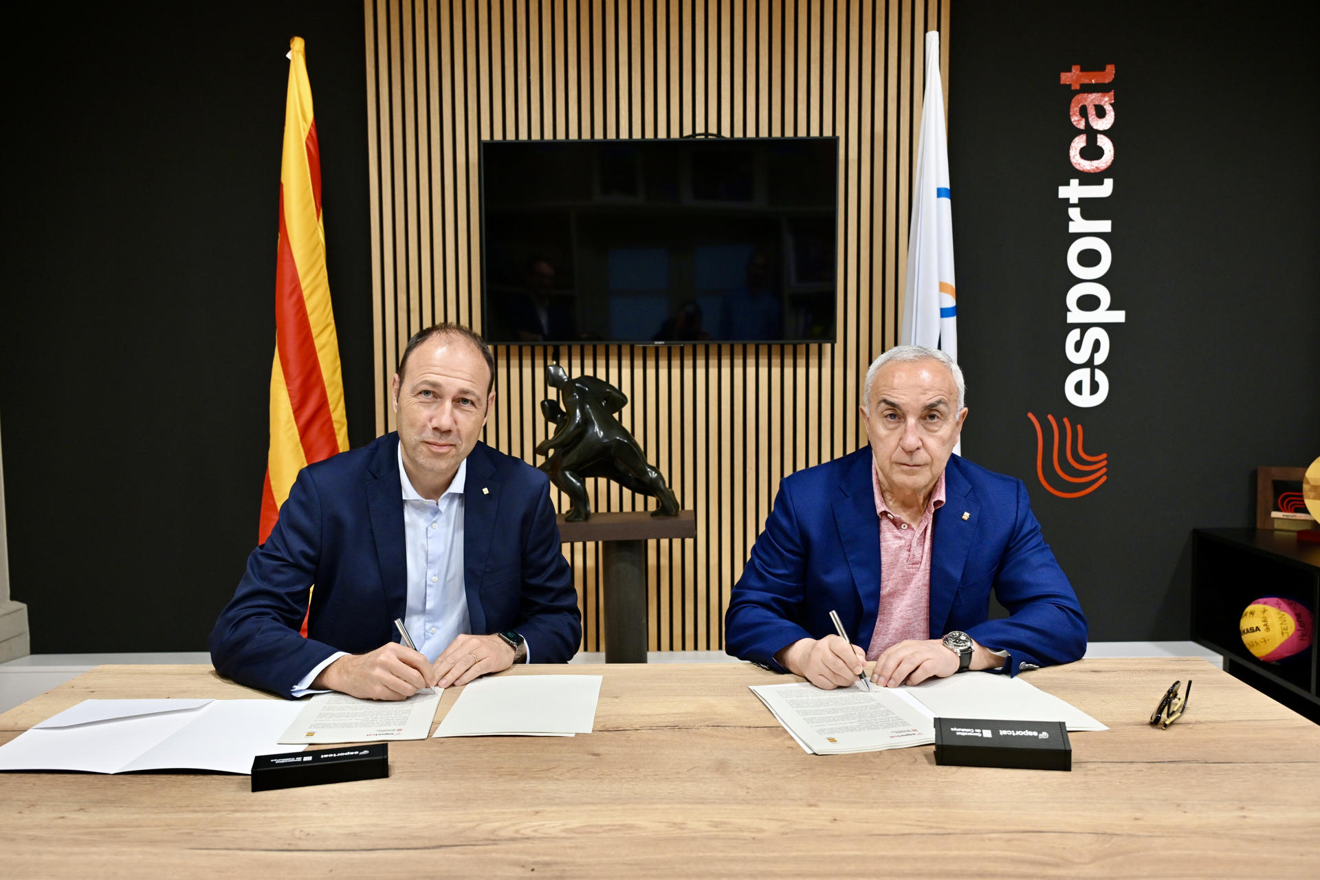 El presidente del Comité Olímpico Español (COE), Alejandro Blanco, y el conseller de Deportes de la Generalitat, Berni Álvarez (i), han firmado un acuerdo de colaboración para promover el deporte de alto nivel, la formación de técnicos deportivos y el apoyo a la carrera de los deportistas en Cataluña. EFE/Generalitat/Edu Pedrocchi SÓLO USO EDITORIAL/SOLO USO PERMITIDO PARA ILUSTRAR LA NOTICIA QUE APARECE EN EL PIE DE FOTO (CRÉDITO OBLIGATORIO)