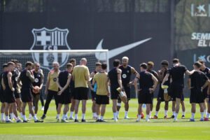 Imagen de archivo de un entrenamiento del Barcelona, al que la UEFA ha impuesto una multa de 60 millones de euros, de los que deberá abonar 15 y tendrá condicionado el pago de los otros 45 al cumplimiento de unos requisitos del reglamento financiero durante un periodo de dos años.EFE/Alejandro García/Archivo