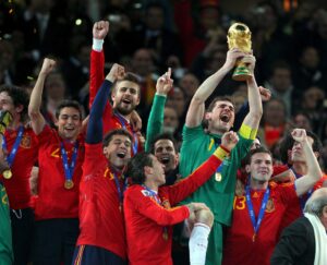El ex capitán y portero de la selección española de fútbol Iker Casillas levanta la Copa de campeón del Mundial de Sudáfrica 2010 tras ganar a Holanda en la final en el partido disputado en el estadio Soccer City en Johannesburgo.EFE/SRDJAN SUKI