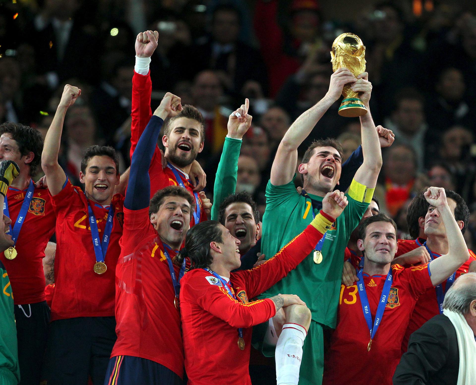 El ex capitán y portero de la selección española de fútbol Iker Casillas levanta la Copa de campeón del Mundial de Sudáfrica 2010 tras ganar a Holanda en la final en el partido disputado en el estadio Soccer City en Johannesburgo.EFE/SRDJAN SUKI
