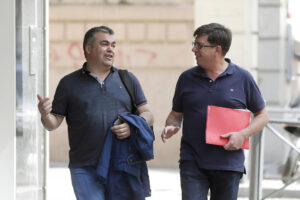 Imagen de archivo (18/04/2017) de Santos Cerdán (i) y Francisco Salazar, a su llegada a la sede de Ferraz. EFE/Juan Carlos Hidalgo