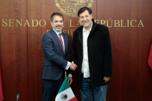 Fotografía cedida por el Senado de México, de su presidente Gerardo Fernández Noroña, posando junto al embajador de España en México, Juan Duarte Cuadrado, luego de una reunión este lunes en el Senado de la República en Ciudad de México (México). EFE/ Senado de la República/ SOLO USO EDITORIAL/NO VENTAS/SOLO DISPONIBLE PARA ILUSTRAR LA NOTICIA QUE ACOMPAÑA (CRÉDITO OBLIGATORIO)