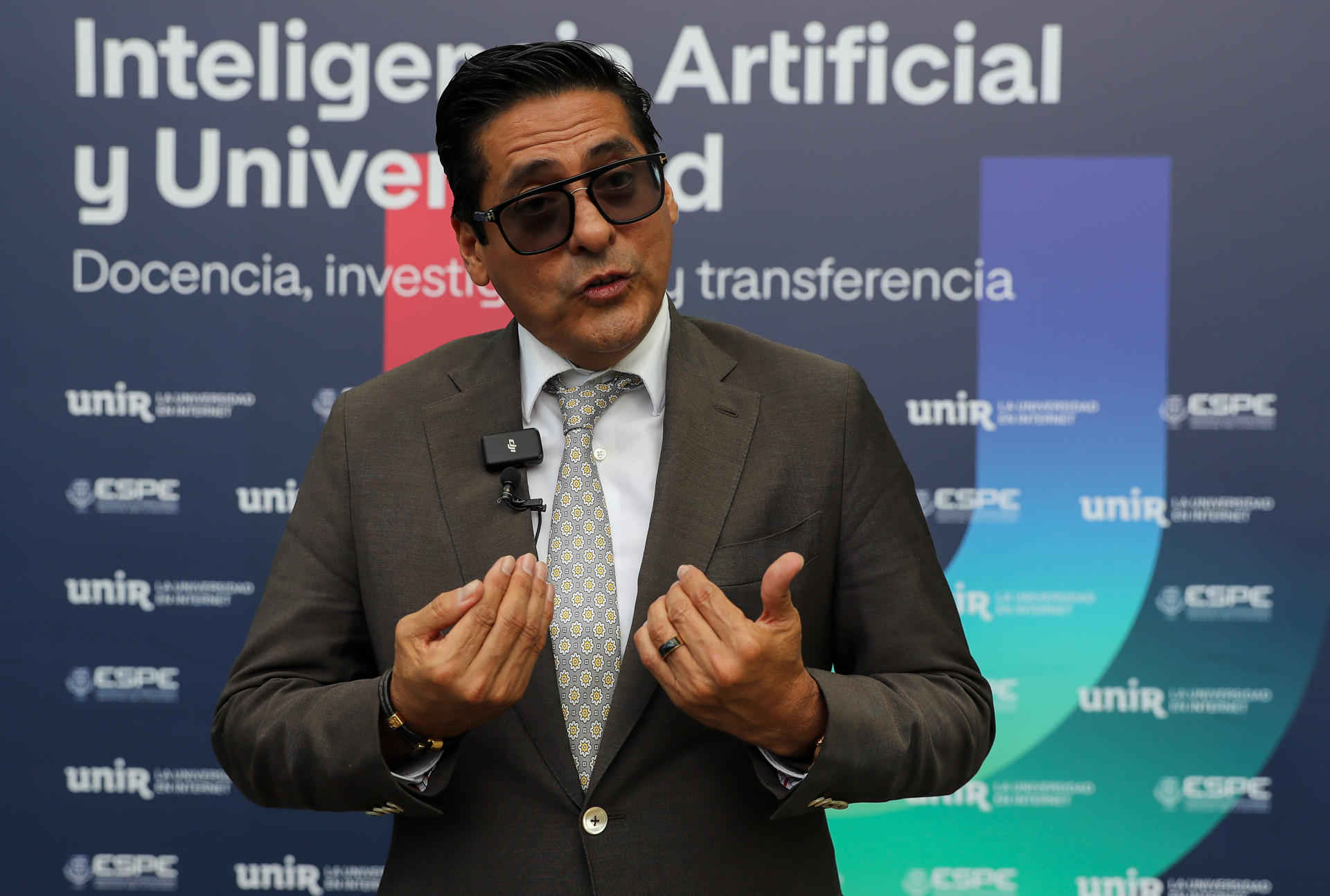 AME388. QUITO (ECUADOR), 02/07/2025.- El presidente del Consejo de Educación Superior (CES) de Ecuador, Pablo Beltrán, habla durante una entrevista con EFE este miércoles, en la ciudad de Quito (Ecuador). El impacto de la inteligencia artificial (IA) en las universidades permitirá ampliar la innovación, la creatividad y el pensamiento crítico, pero con el reto de mantener una ética en su aplicación, según advirtieron expertos durante un seminario que reunió a más de 9.500 participantes de la comunidad académica de España y Latinoamérica. EFE/ José Jácome
