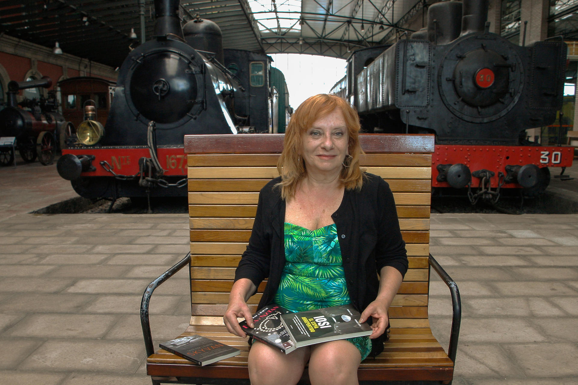 La periodista y escritora argentina Miriam Lewin participa este lunes en la Semana Negra de Gijón, donde presenta 'Dina y Natan', su primera novela en solitario que narra la historia de una madre y su hijo huyendo del holocausto. EFE/Juan González