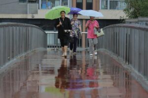 Varias mujeres caminan bajo la lluvia en Pekín (China), en una fotografía de archivo. EFE/Wu Hong