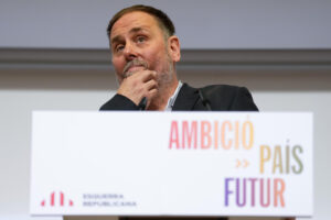 El presidente de ERC, Oriol Junqueras, ofrece una rueda de prensa en la sede del partido en Barcelona, este sábado. EFE/Enric Fontcuberta