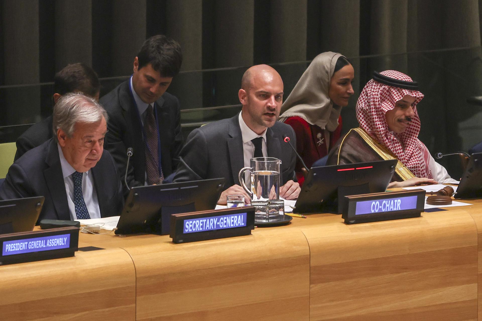 El Ministro de Asuntos Exteriores de Francia, Jean-Noel Barrot (c), al intervenir durante la Conferencia sobre la Solución de dos Estados al conflicto palestino-israelí, junto al secretario de la ONU, António Guterres (i) y el ministro de Exteriores de Arabia Saudí, Faisal bin Farhan, en la sede de las Naciones Unidas, en Nueva York (NY, EE.UU.). EFE/Sarah Yenesel