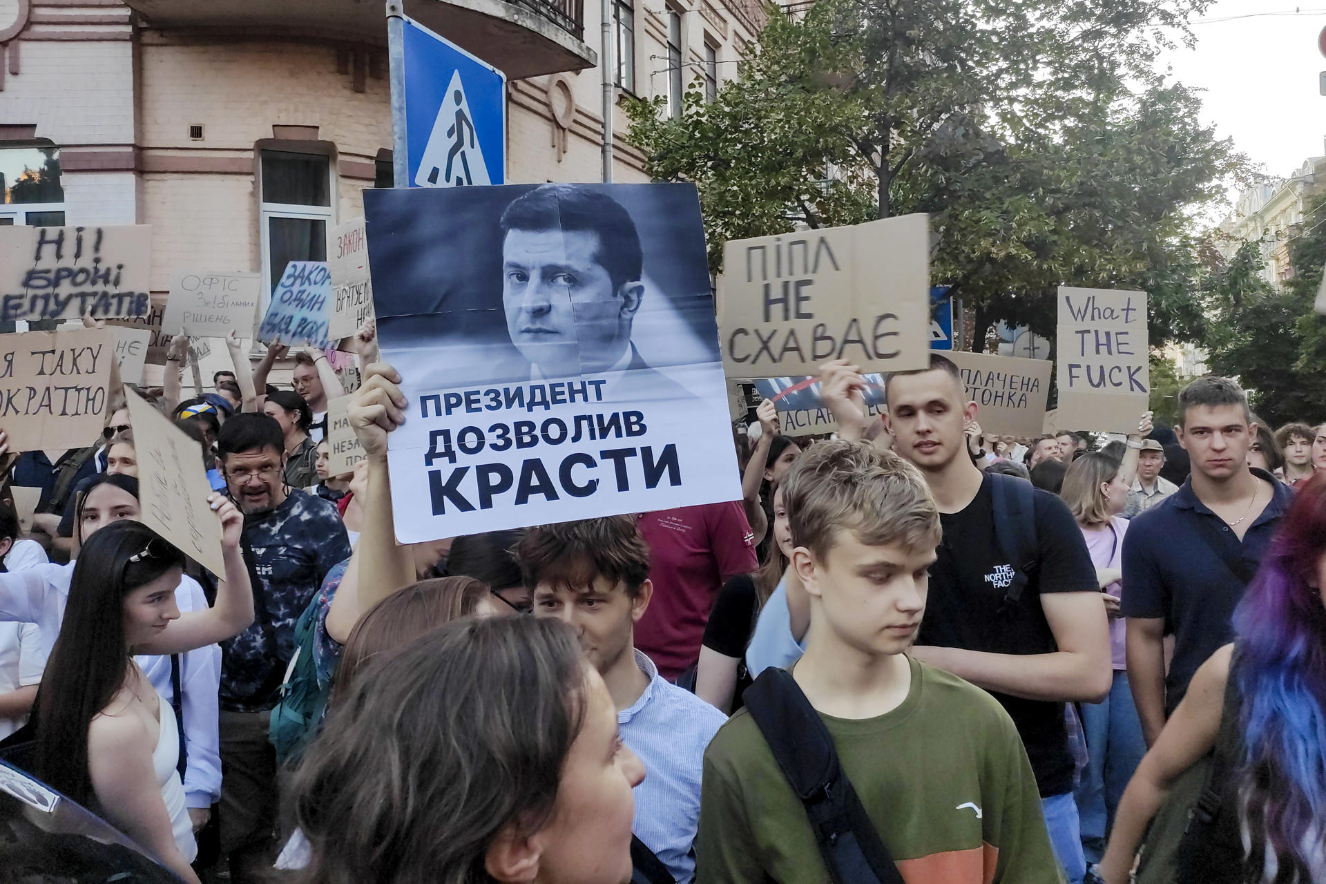 Miles de ucranianos se congregaron este miércoles, 23 de julio, en una céntrica plaza de Kiev, en el segundo día de protestas contra la aprobación de una ley cuyos críticos creen que despoja de su independencia a dos organismos clave en la lucha contra la corrupción. EFE/Rostylav Averchuk
