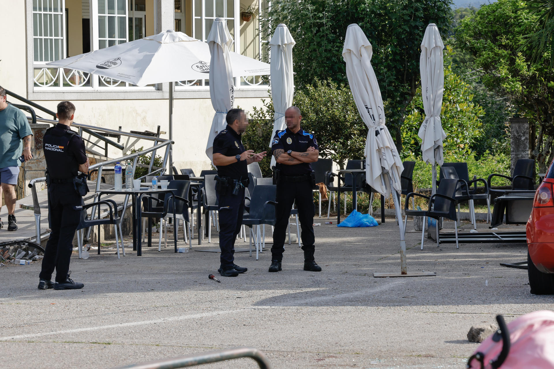 Agentes de la Policía Nacional y de la Policía Local revisan el lugar del suceso este miércoles después de que una persona muriera, otras tres resultaran heridas y seis fueraarrestadas tras una multitudinaria pelea registrada este martes en el centro recreativo de Artes, en Ribeira (A Coruña). EFE/ Lavandeira Jr.