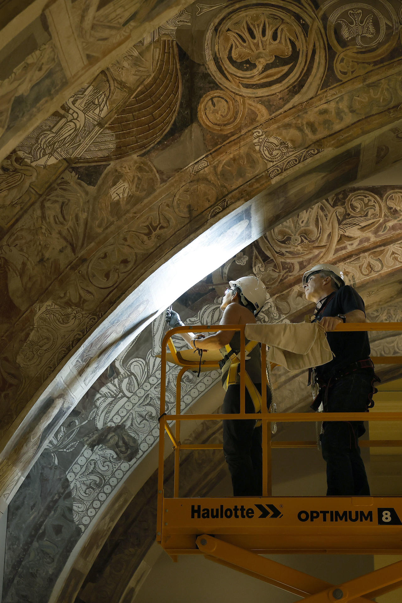 Dos técnicos analizan las pinturas del monasterio de Sijena en el Museo Nacional de Arte de Cataluña (MNAC), este miércoles, cuando su director, Pepe Sierra, durante su primera intervención pública tras darse a conocer la sentencia, ha afirmado que espera que el "riesgo cierto" evite finalmente el traslado de , como exige la sentencia del Tribunal Supremo. EFE/Andreu Dalmau
