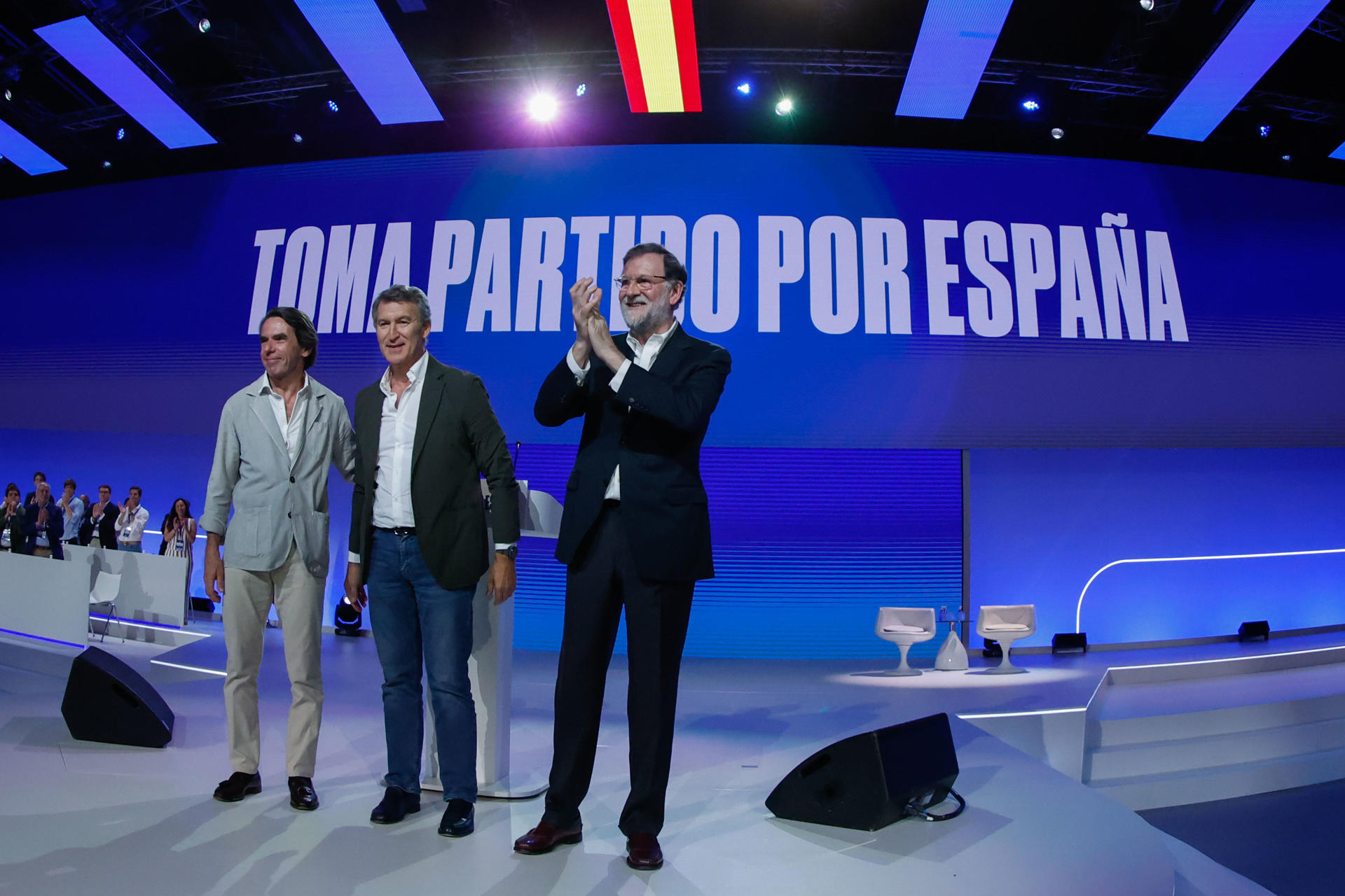 El líder del PP, Alberto Núñez Feijóo (c), junto a sus antecesores en el cargo y expresidentes del Gobierno José María Aznar (izda) y Mariano Rajoy, durante el XXI Congreso Nacional del PP, este viernes en el recinto ferial Ifema de Madrid. EFE/Javier Lizón