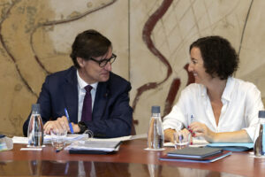 GRAFCAT542. BARCELONA, 15/07/2025.- El presidente de la Generalitat, Salvador Illa, junto a la consellera de Economía y Finanzas, Alícia Romero (d), este martes durante la reunión semanal del gobierno catalán, un día después de que la Comisión Bilateral Generalitat-Estado acordara la estructura de una nueva financiación "singular" para Cataluña, de acuerdo con el pacto de investidura que el año pasado suscribieron el PSC y ERC. EFE/Marta Pérez
