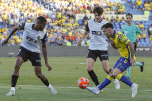 El defensa del Valencia Cristhian Mosquera (i) en una imagen de archivo durante un partido de LaLiga de fútbol. EFE/Elvira Urquijo