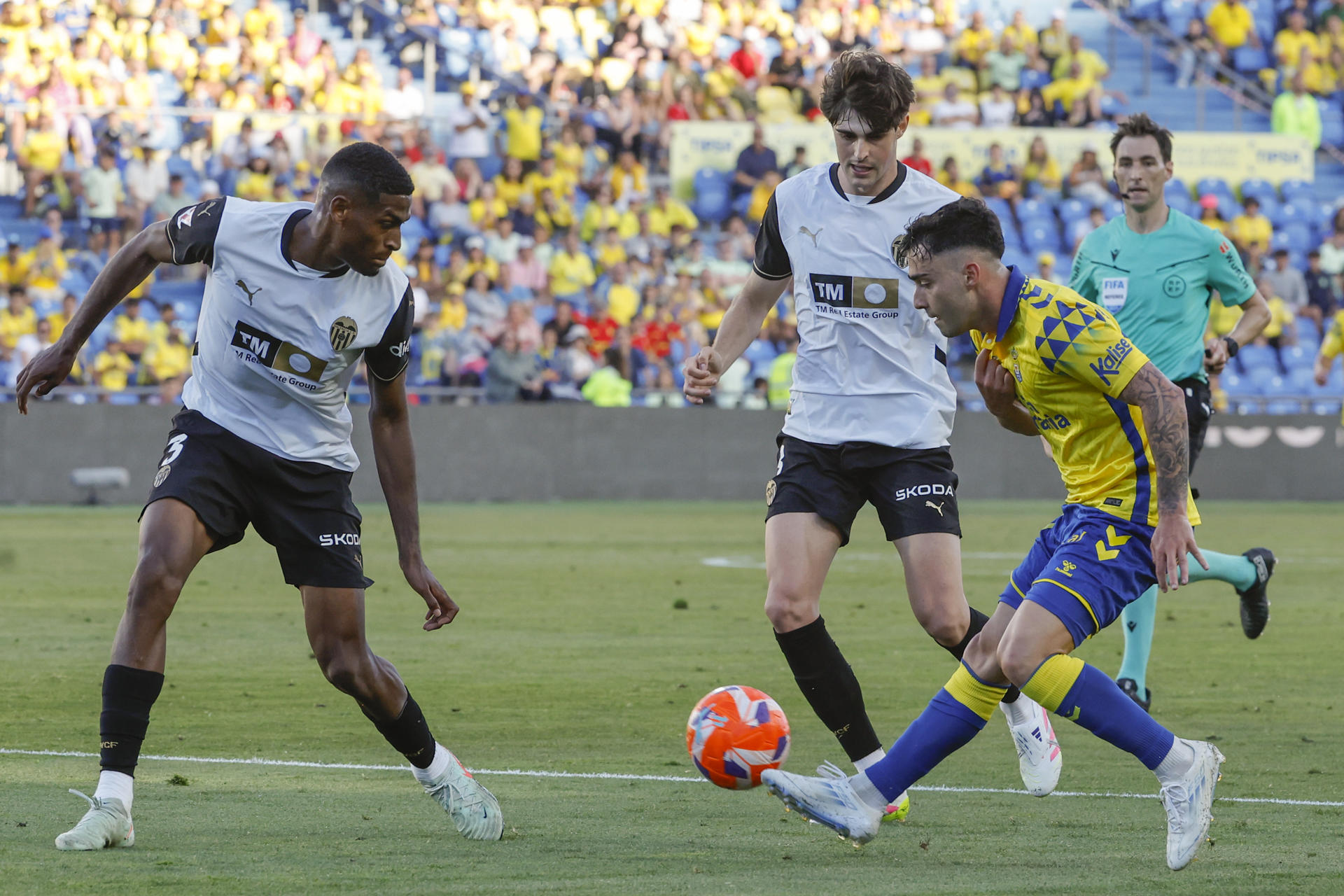El defensa del Valencia Cristhian Mosquera (i) en una imagen de archivo durante un partido de LaLiga de fútbol. EFE/Elvira Urquijo