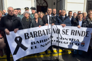 Imagen de archivo de un minuto de silencio en el ayuntamiento de Barbate (Cádiz) en febrero de 2024 tras el fallecimiento de dos agentes de la Guardia Civil tras ser embestidos por una narcolancha. EFE/ David Arjona