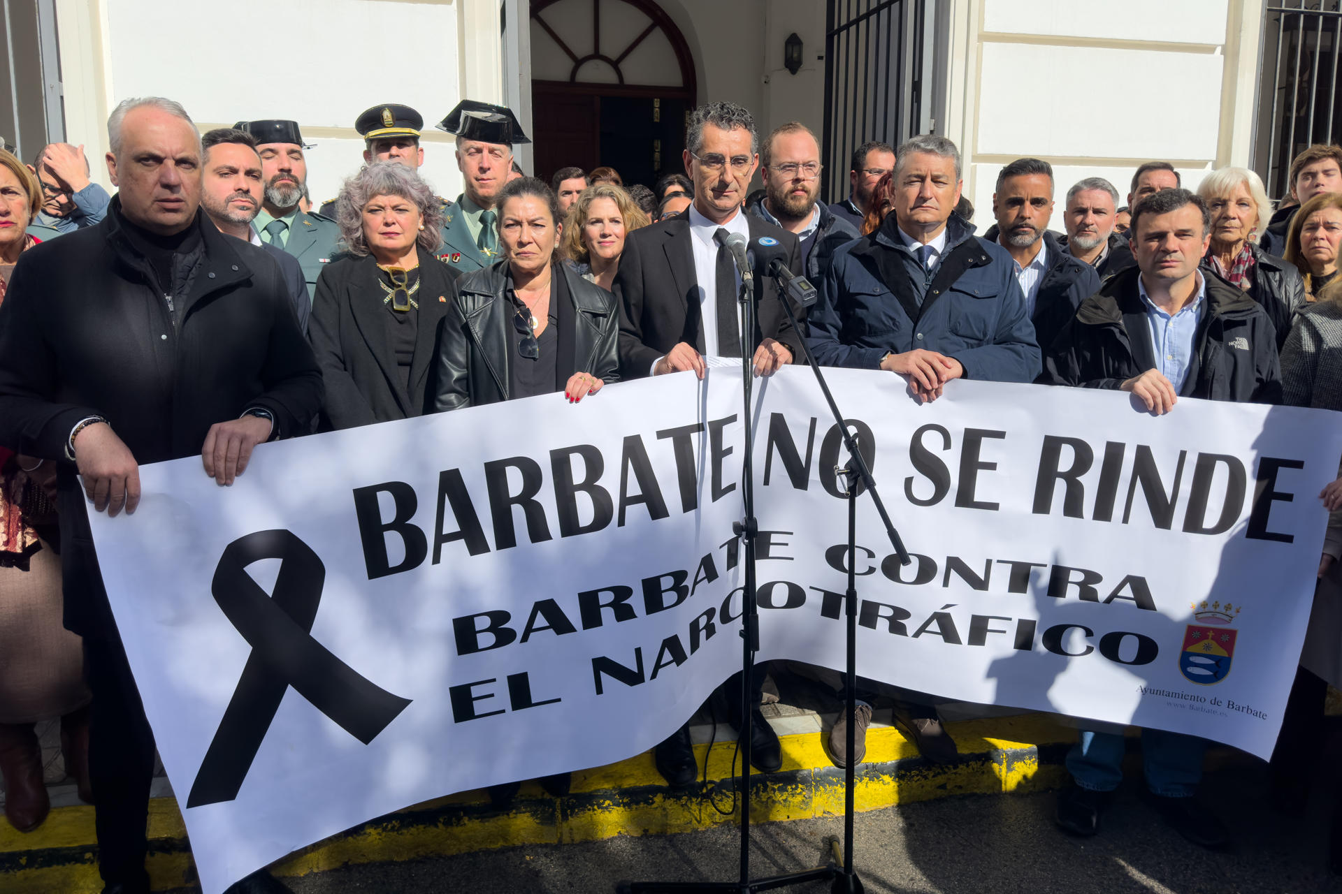 Imagen de archivo de un minuto de silencio en el ayuntamiento de Barbate (Cádiz) en febrero de 2024 tras el fallecimiento de dos agentes de la Guardia Civil tras ser embestidos por una narcolancha. EFE/ David Arjona