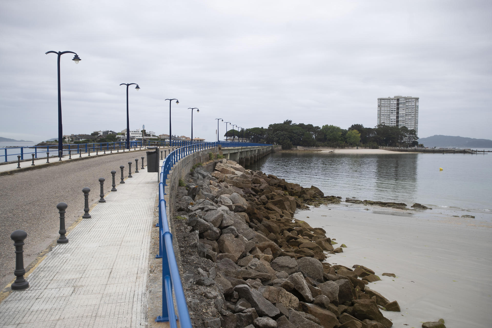 La reciente transferencia de la gestión del litoral a la Xunta no cambia la intención del Gobierno central de abrir al público la isla de Toralla, la única privada de Vigo, con un acceso peatonal restringido a sus residentes.-EFE/ Salvador Sas