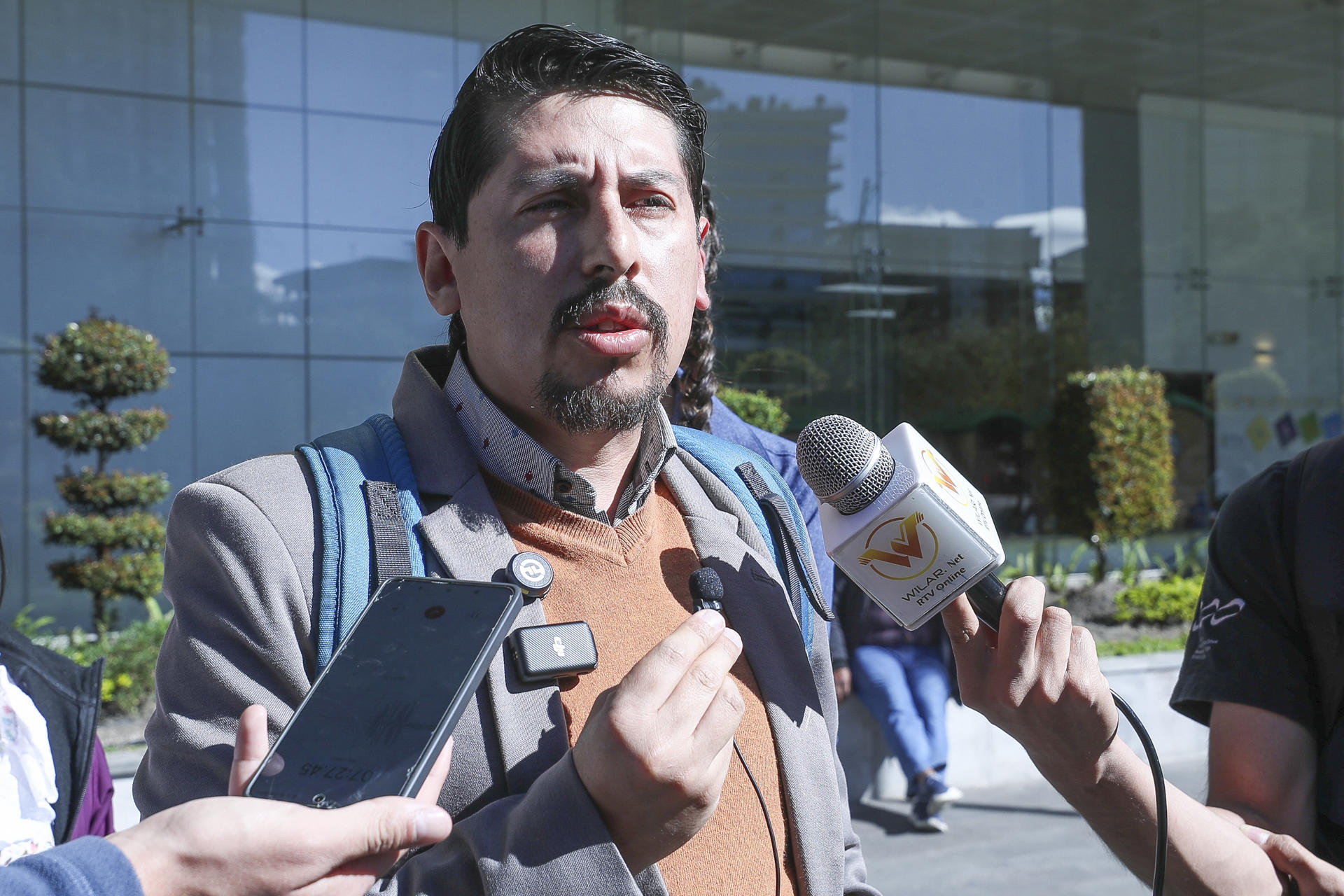 El abogado del colectivo Yasunidos, Danilo Caicedo, habla con la prensa este lunes, en Quito (Ecuador). EFE/ José Jácome
